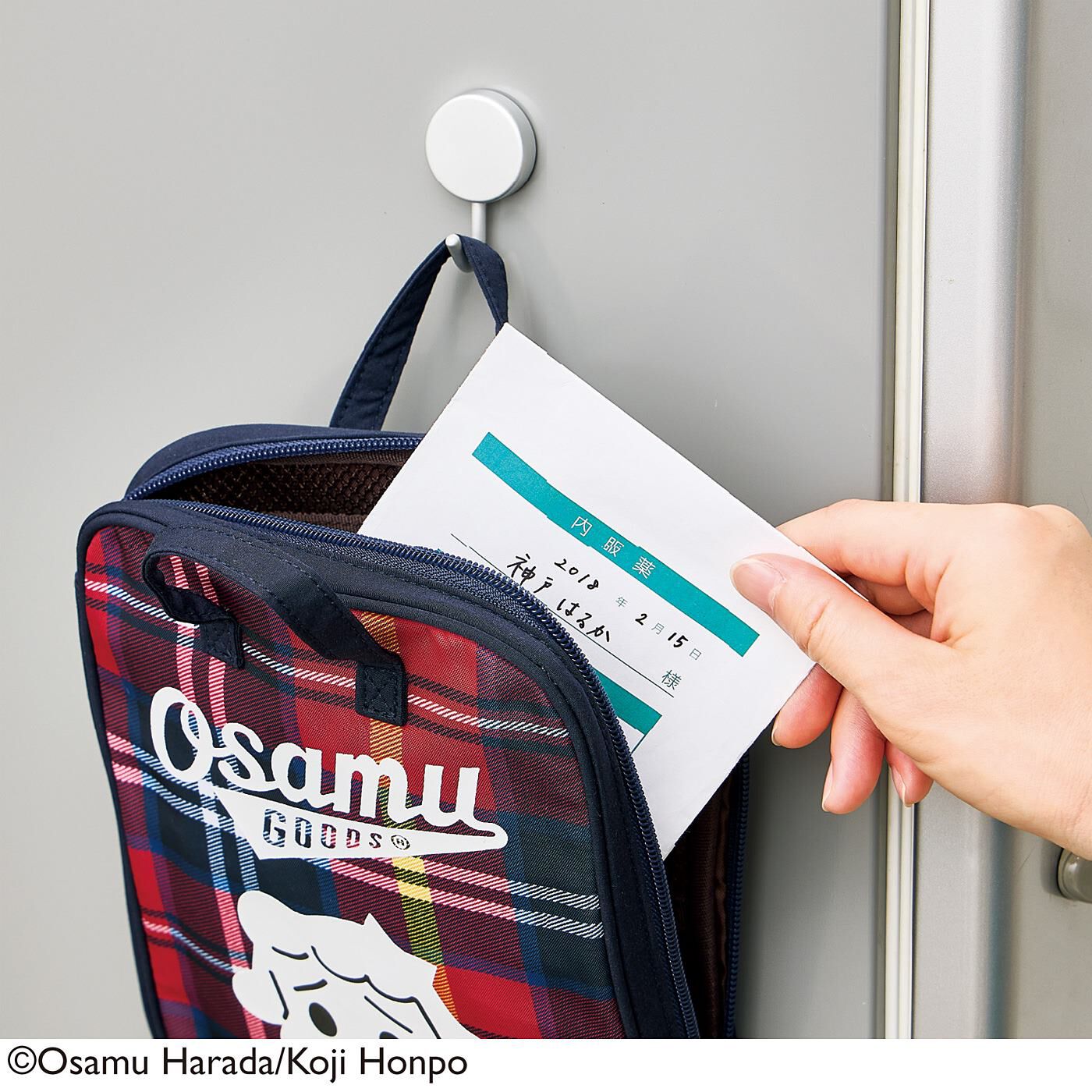 フェリシモの雑貨 Kraso|USEDo×OSAMU GOODS　処方薬も現金も入る トラッドなチェックのホスピタルポーチの会|冷蔵庫にフックで掛けておけば薬の定位置に。