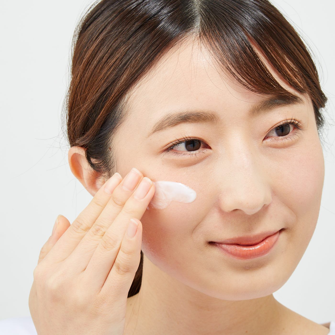 フェリシモの雑貨 Kraso|オンリーミネラルＮｕｄｅ　スキンケアトライアルセット|【夜のスキンケア：ステップ[4]クロノナイトチャージジェル】化粧水の後、ディスペンサー2回押し分を手にとり、顔全体にやさしくなじませます。肌を覆うようにたっぷりのせ、ナイトパックとしてもお使いいただけます。