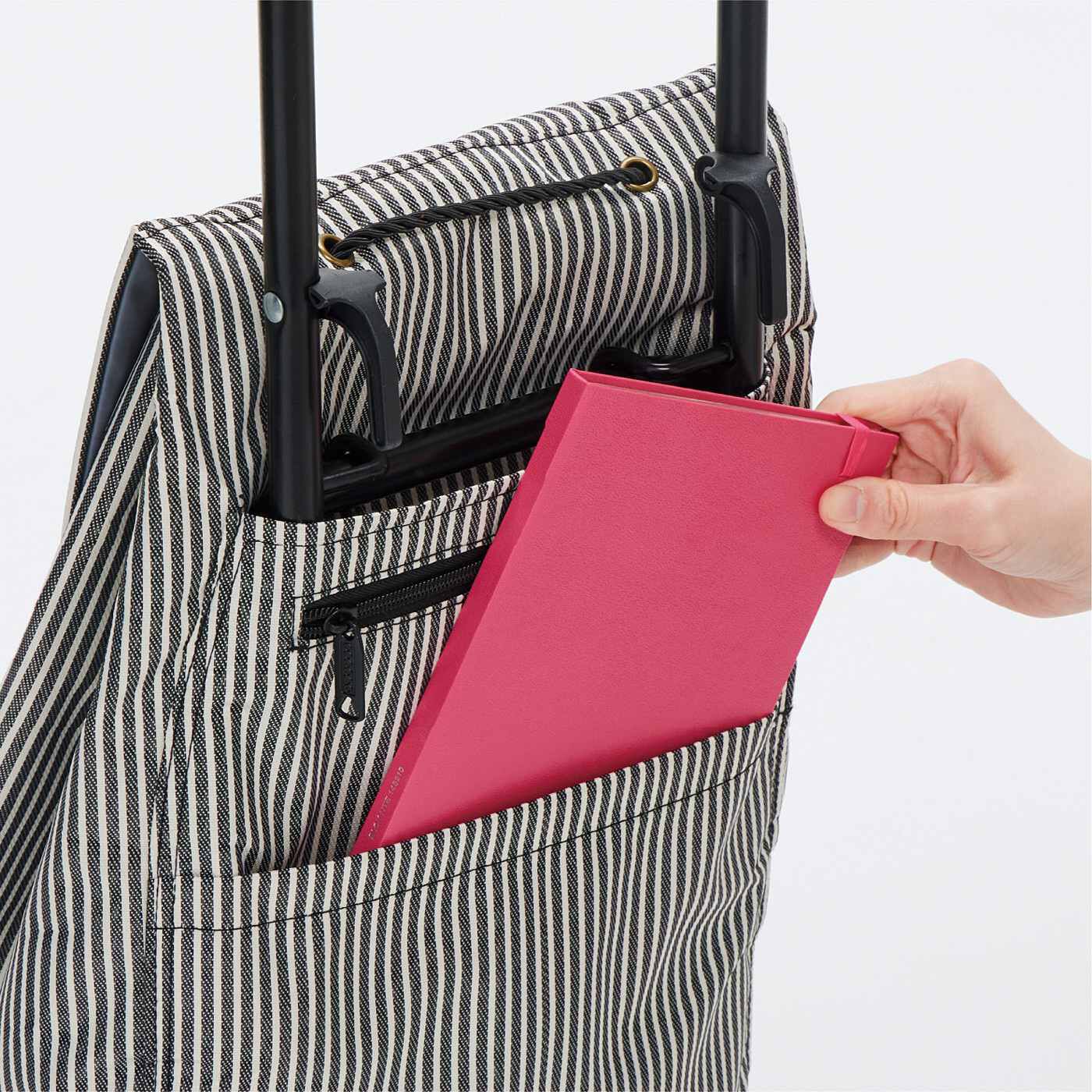 フェリシモの雑貨 Kraso|エスキューブキッチンズ　まとめ買いもらくらく　保冷ショッピングカート〈ストライプ〉|背面にはB5ノートなどを入れられるポケットと、財布などを入れられる浅めのファスナーポケット付き。
