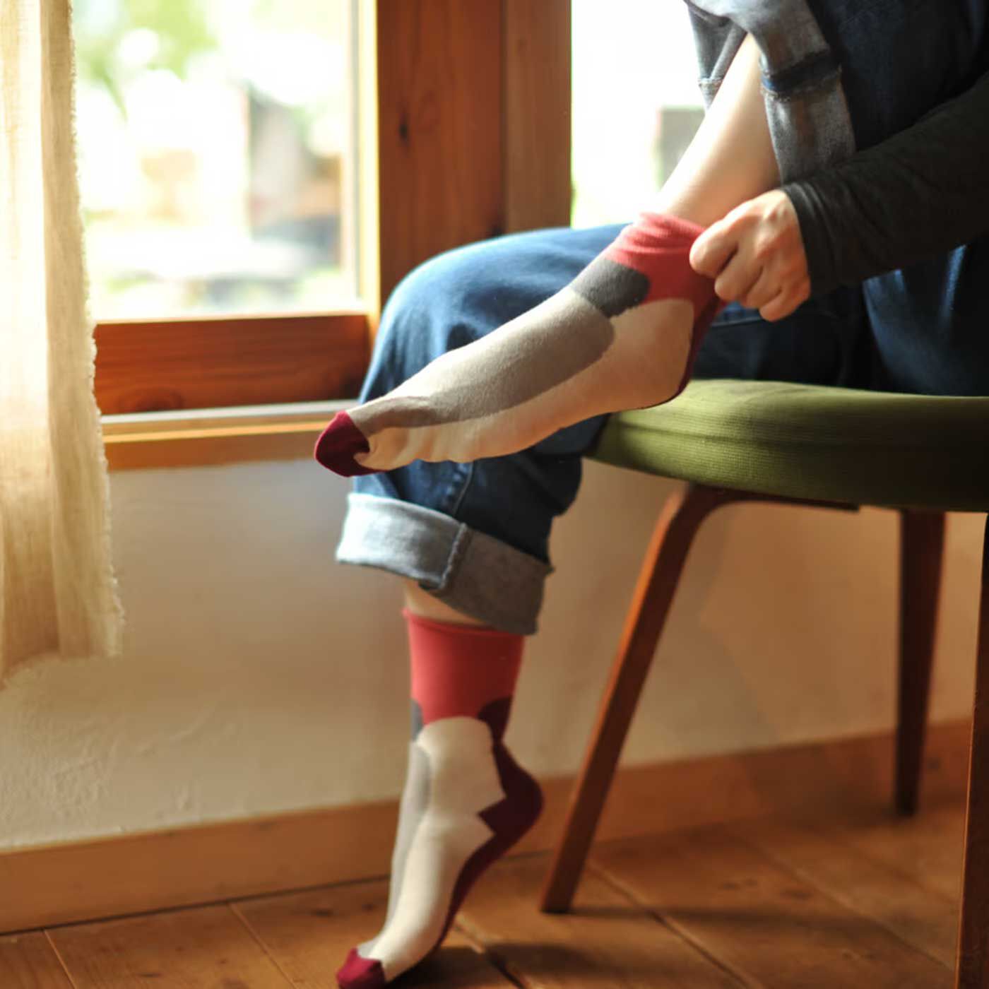 フェリシモの雑貨Kraso［クラソ］|サルビア ゴムなしでやさしいはき心地 ふんわりくつしたの会|やわらかく伸縮性が良いので、かかと位置を合わせてはいてくださいね。