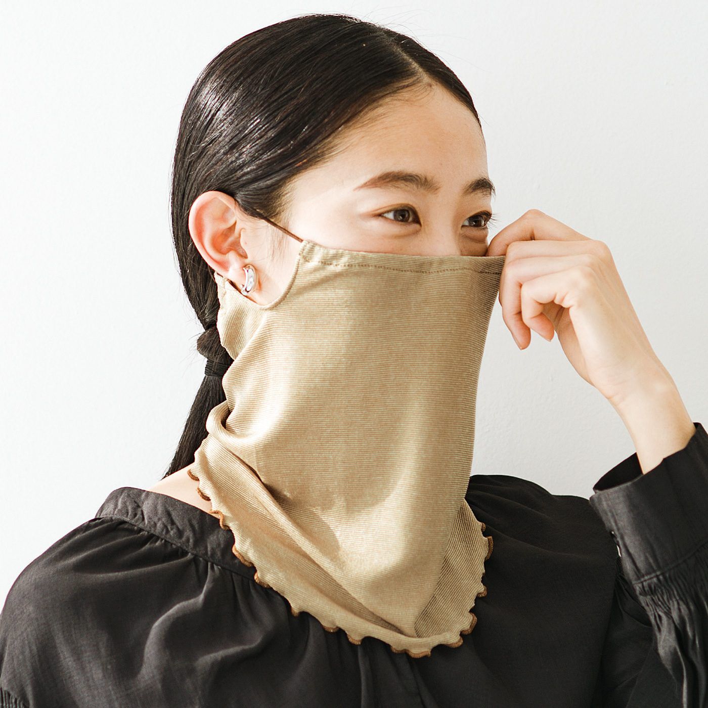 フェリシモの雑貨 Kraso|UP.de　コスメカラーでやわらか印象　呼吸しやすい薄手のとろりＵＶフェイスカバー〈接触冷感〉の会|伸びやかゴムで耳にフィット。薄手なので呼吸しやすい。