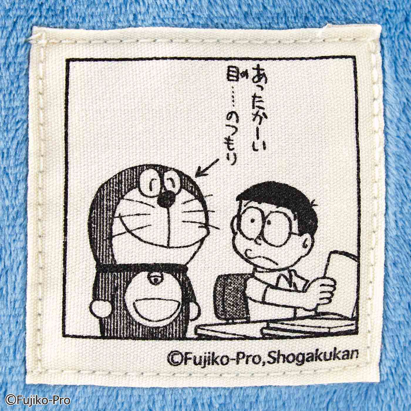 フェリシモの雑貨 Kraso|ドラえもん　あったかーい目で見守ってくれる 背もたれクッション|PRINT TAG　「あったかーい目・・・・・のつもり」めずらしく机に向かって勉強しているのび太くん。その姿に感心したドラえもんが、のび太くんをあったかーい目で見守る、ファンにはたまらない人気のひとコマをクッションで再現しました。