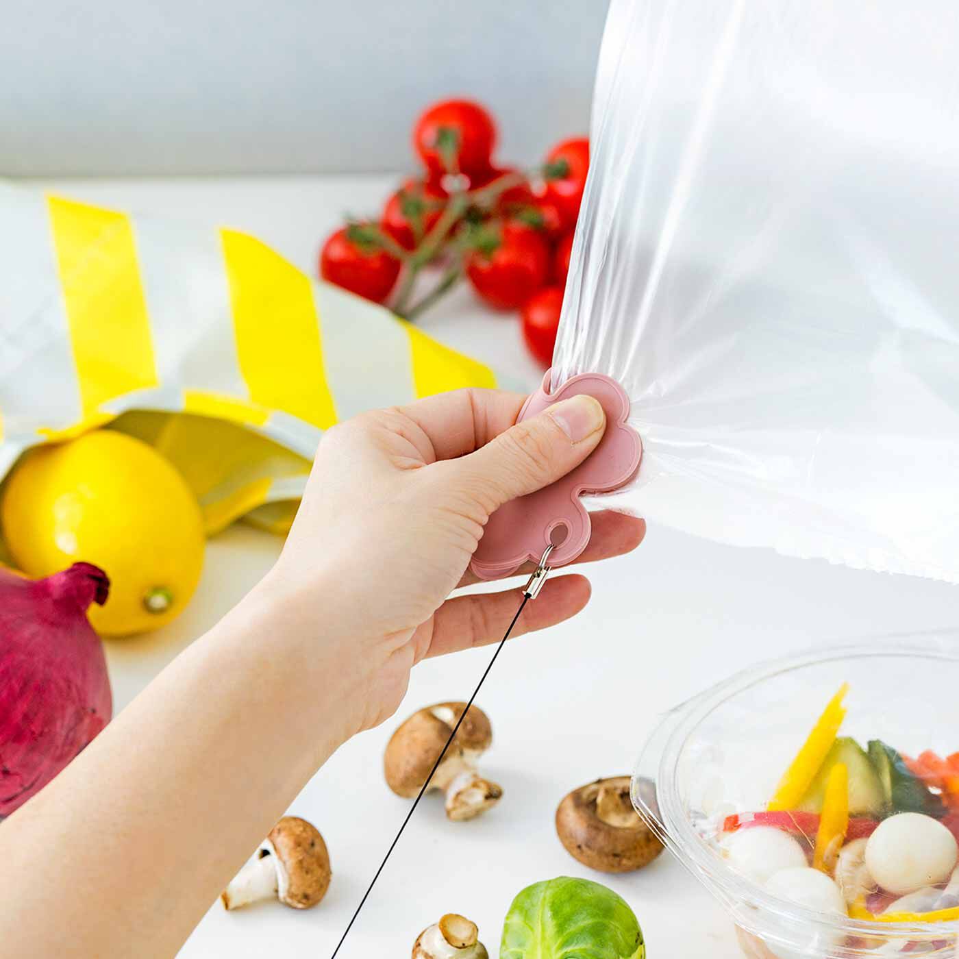 フェリシモの雑貨Kraso［クラソ］|エスキューブキッチンズ ポリ袋もペットボトルも簡単に開けられる リール付きシリコーンオープナー