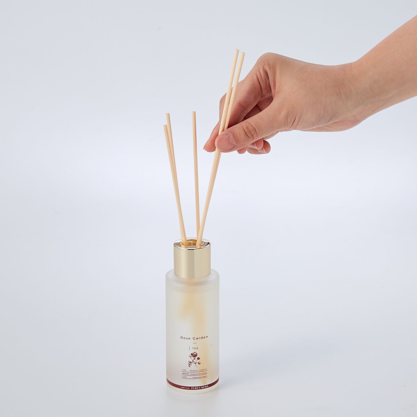 フェリシモの雑貨 Kraso|PERFUMERS  90days  ディフューザーの会|ボトルのキャップを外して、装飾キャップに付け替え、リードスティックをそっと入れます。