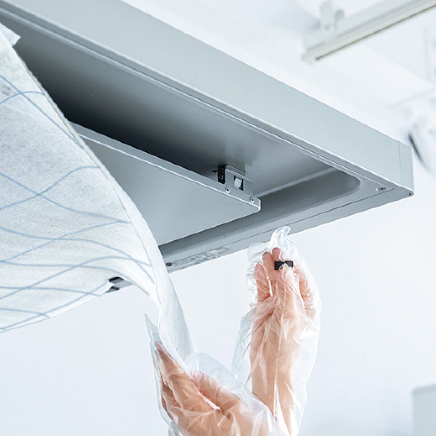 フェリシモの雑貨 Kraso|1/d FOR RANGE HOOD　レンジフードフィルター（64×90cm）の会|セットの手袋とマグネットで汚れにふれず取り換えがOK！