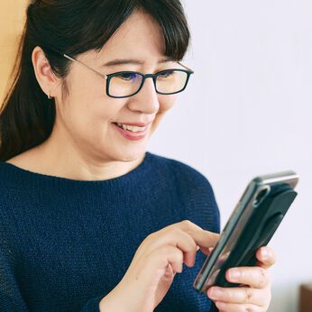 フェリシモの雑貨 Kraso | スマホカバーに貼れる薄型リーディンググラス
