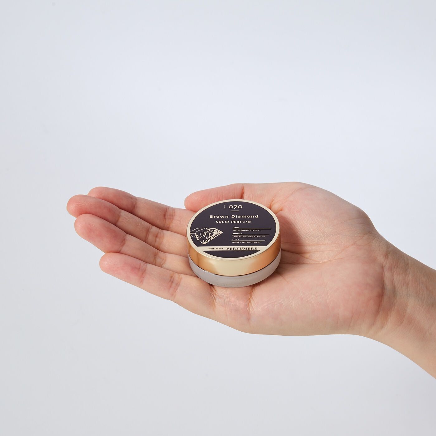 フェリシモの雑貨 Kraso|PERFUMERS  ソリッドパフュームの会|手におさまるコンパクトなサイズで、持ち運びに便利。