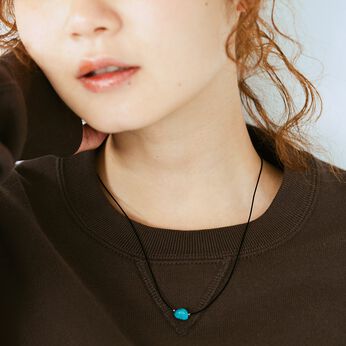 フェリシモの雑貨 Kraso | 伸びて着脱簡単ひと粒 天然石磁気ネックレス
