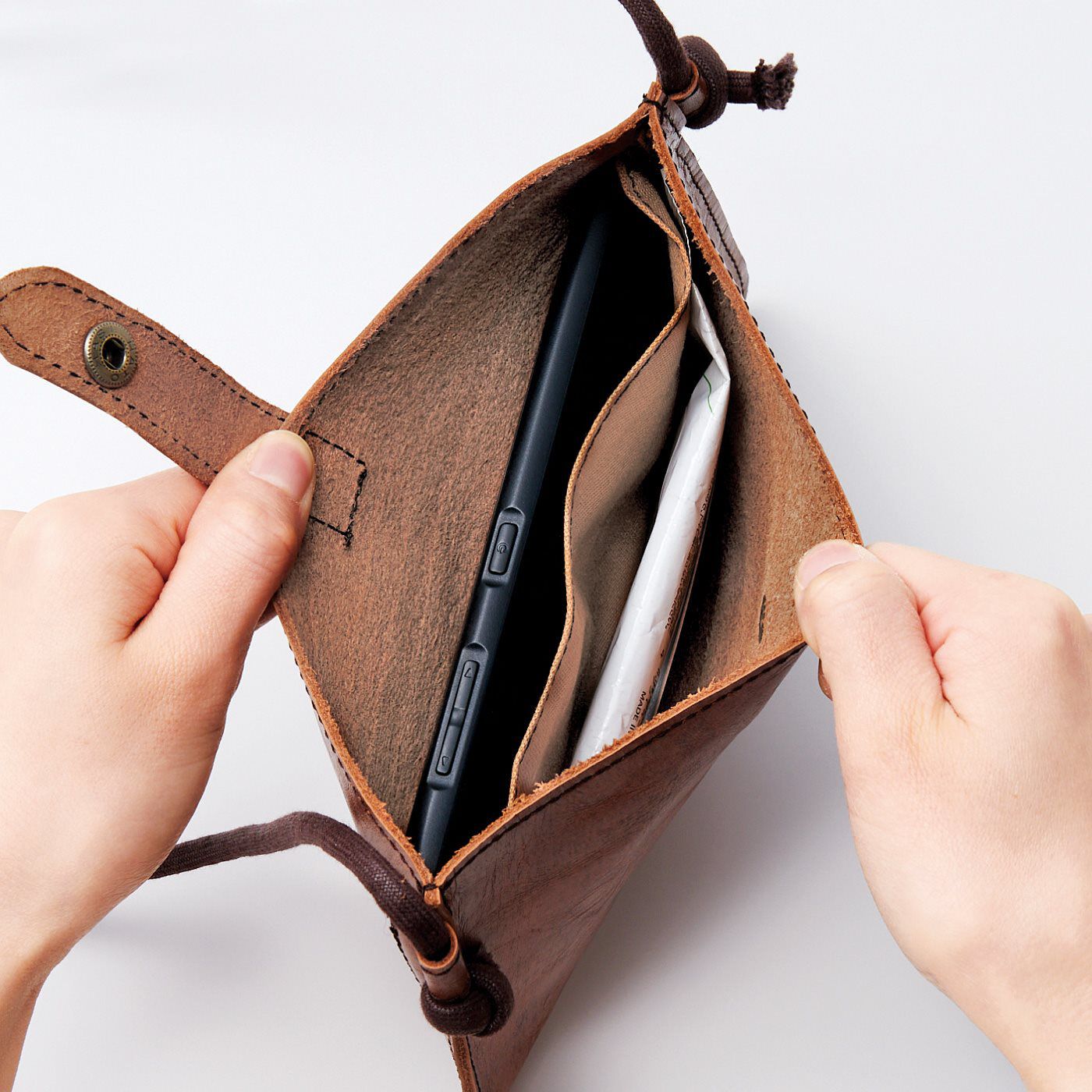 フェリシモの雑貨 Kraso|必需品だけサッと収納！　ヴィンテージ感あふれる 本革ミニマムポシェット〈ヴィンテージブラウン〉|内側にポケット付き。