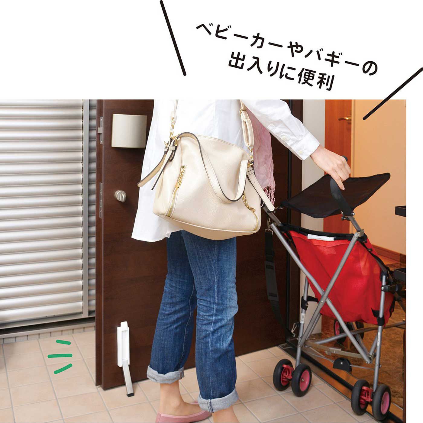 フェリシモの雑貨Kraso［クラソ］|強力マグネットで貼り付け！　足先で簡単上げ下げ 玄関ドアストッパー〈ブラウン〉|※写真は〈ホワイト〉です。