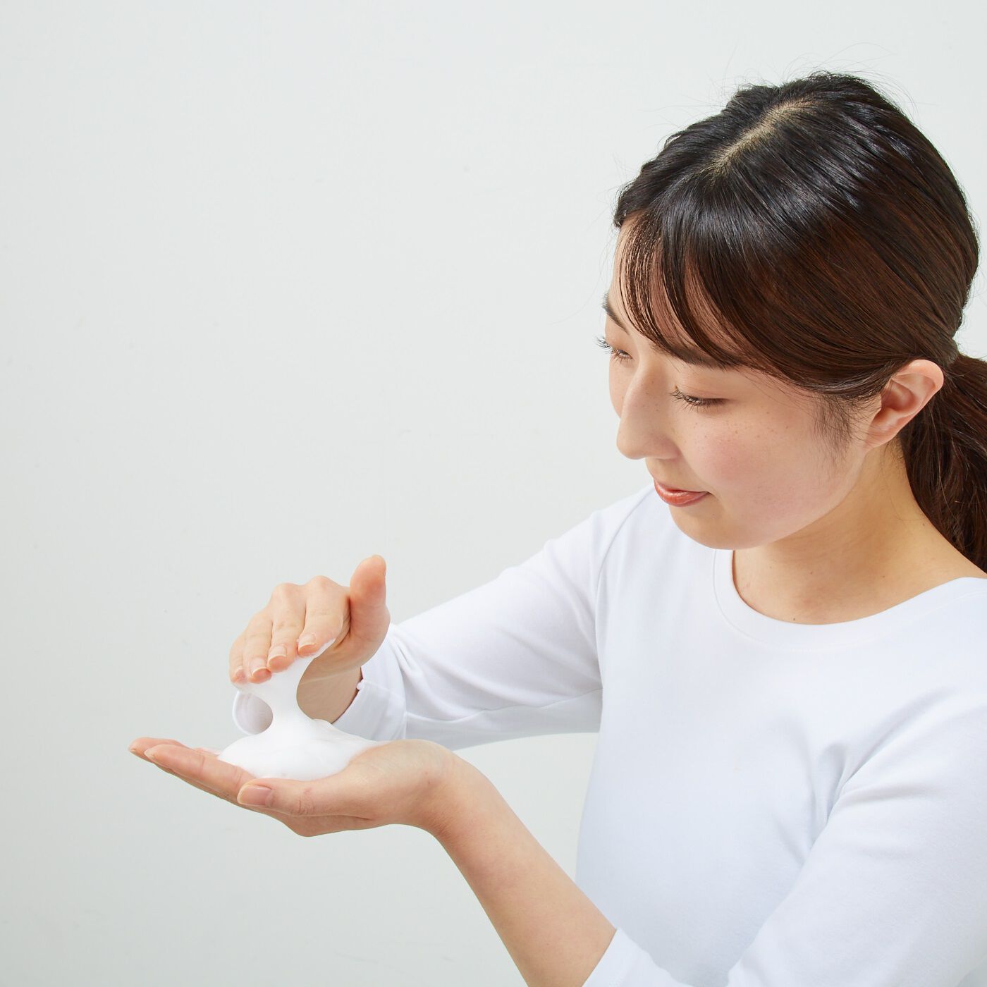 フェリシモの雑貨 Kraso|オンリーミネラルＮｕｄｅ　ポアクレイソープ|朝晩、手とせっけんをぬらし、手のひらでせっけんを転がすようにしてよく泡立てます。顔の上に泡をのせてくるくると円を描くようにやさしく洗い、その後32度以下のぬるま湯か水で洗い流してください。