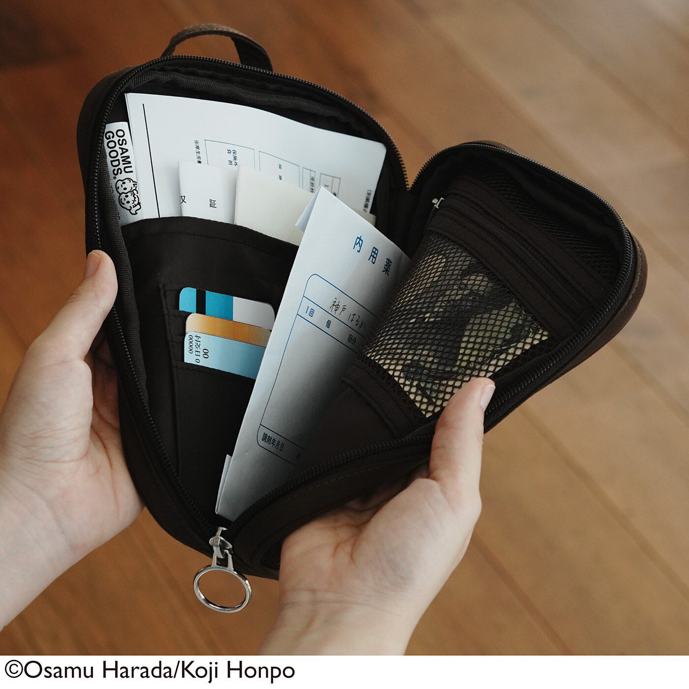 フェリシモの雑貨 Kraso|USEDo×OSAMU GOODS　処方薬も現金も入る トラッドなチェックのホスピタルポーチの会|処方された薬が袋ごと入れられて、お会計時もスムーズ。