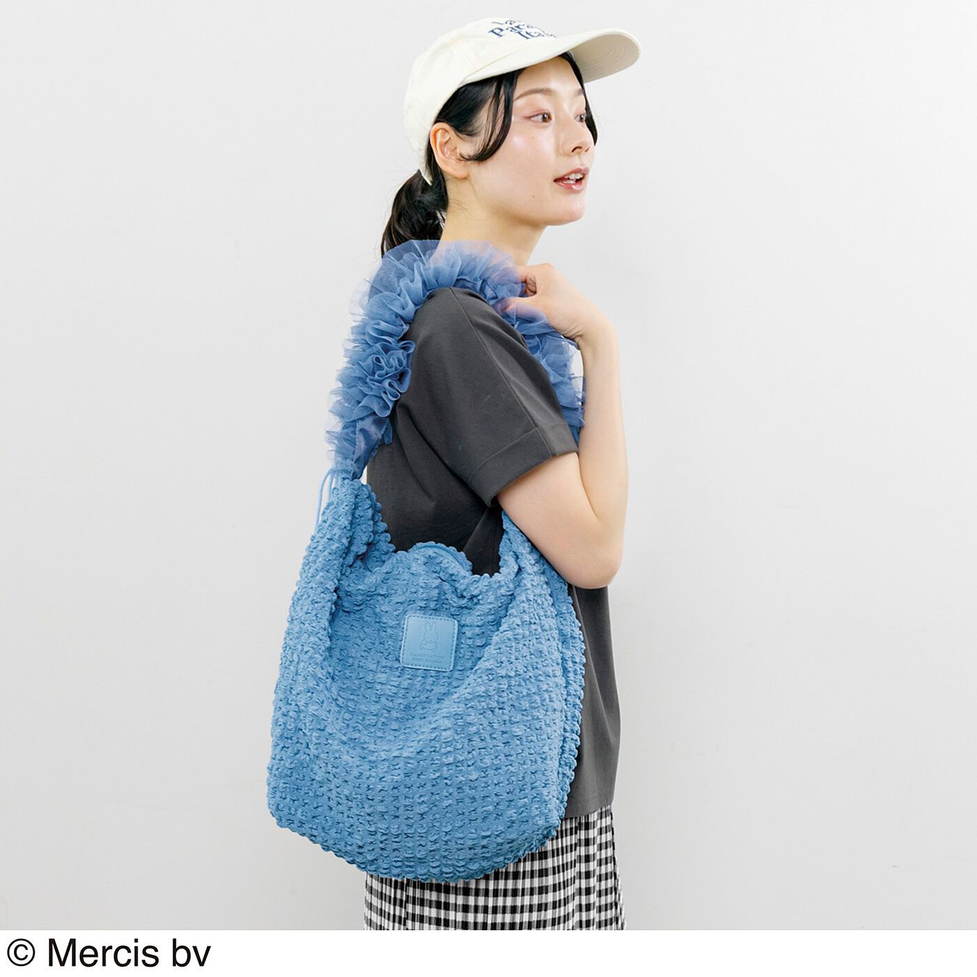 フェリシモの雑貨 Kraso|ミッフィーサークル　持ち手の長さが変えられる もこもこショルダーバッグの会|明るめカラーがきれいめコーデに華を添えます。
