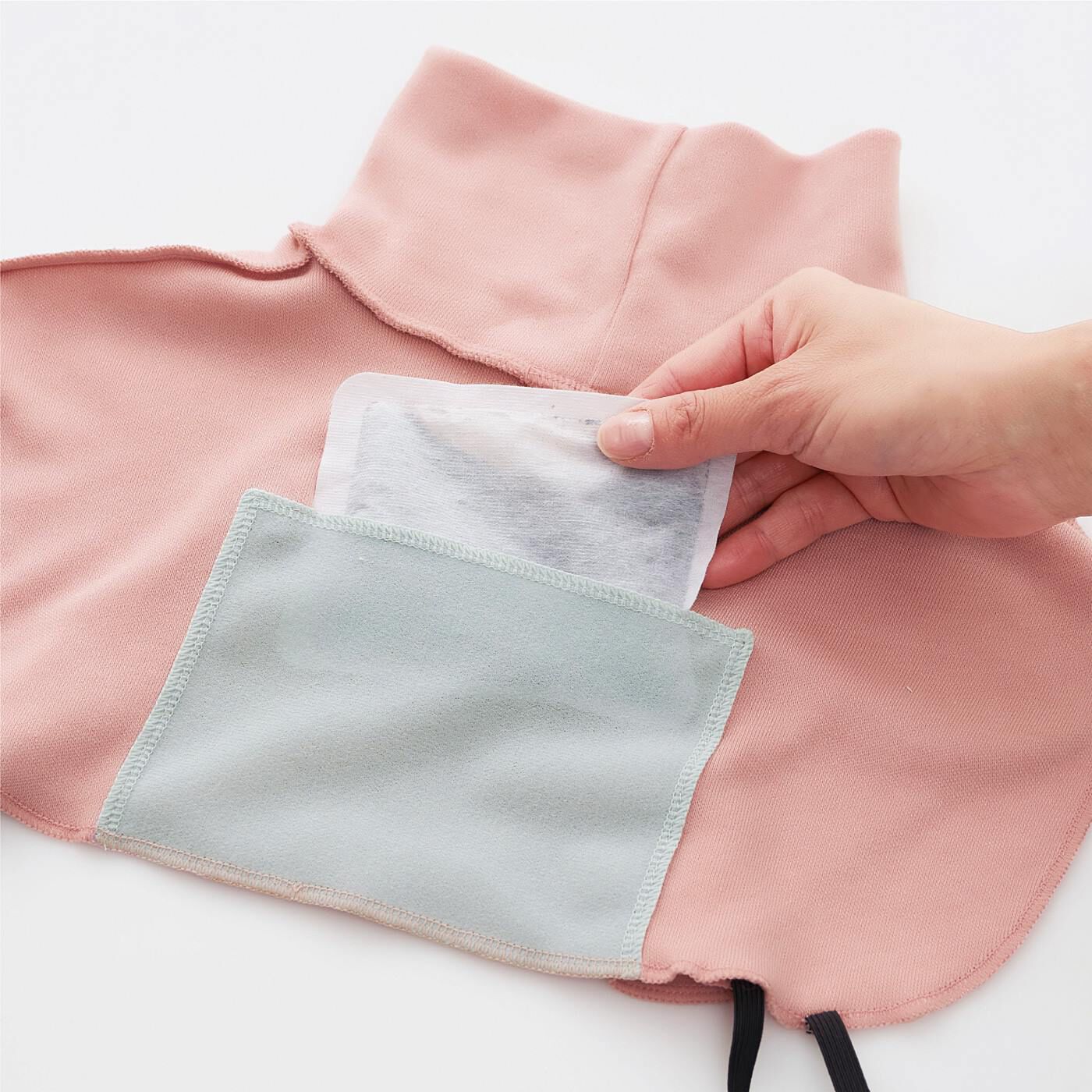 フェリシモの雑貨 Kraso|カイロポケット付きで着ぶくれせずに肩首の寒さ対策　首ぽか付けタートルネックの会〈ピンク〉|〈背面内側〉カイロポケット付き。