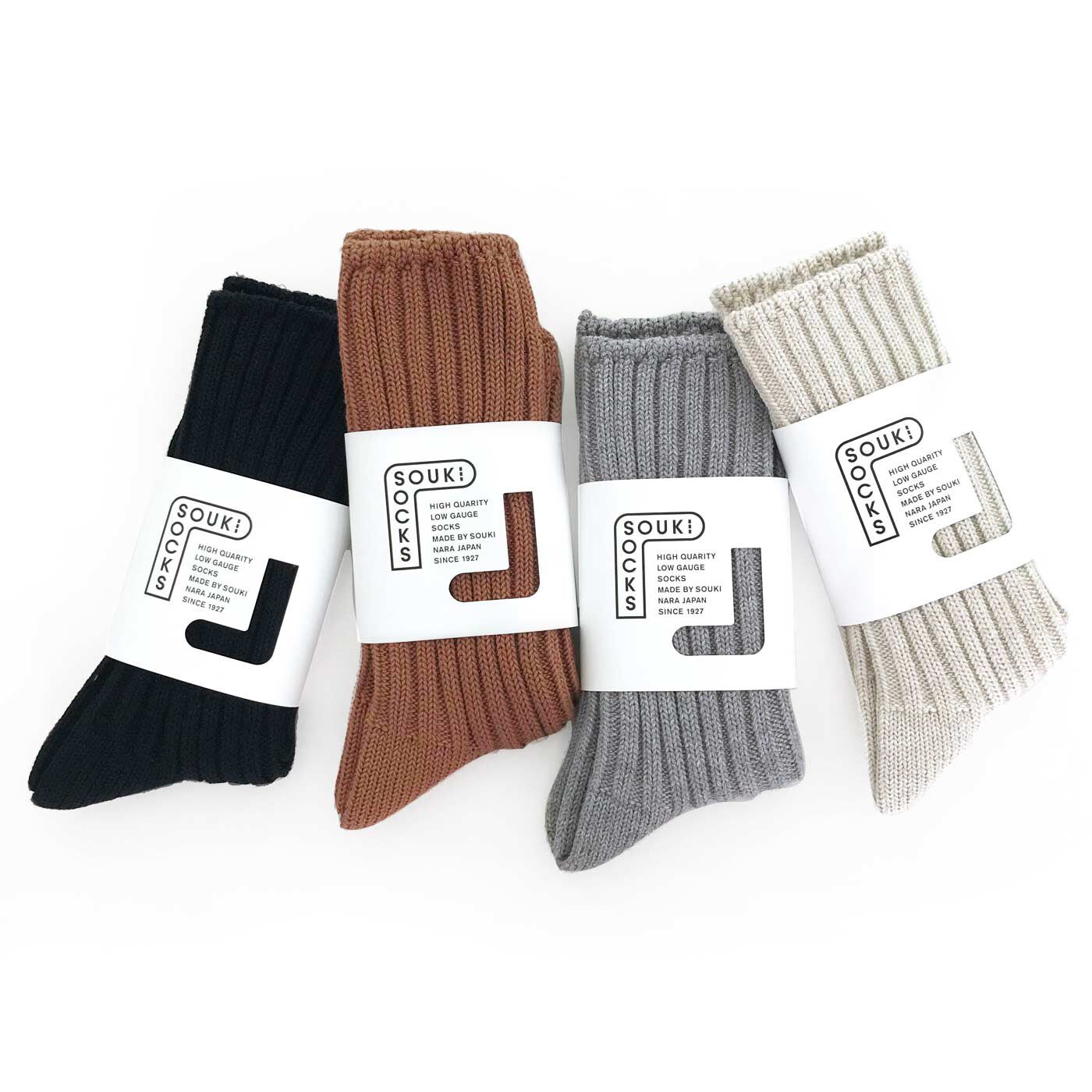 フェリシモの雑貨 Kraso|ふっくらやわらかな履き心地！  やや厚手のコットンリブソックス〈Puffy〉|素敵な紙帯が巻いてあります。そのままギフトにどうぞ！