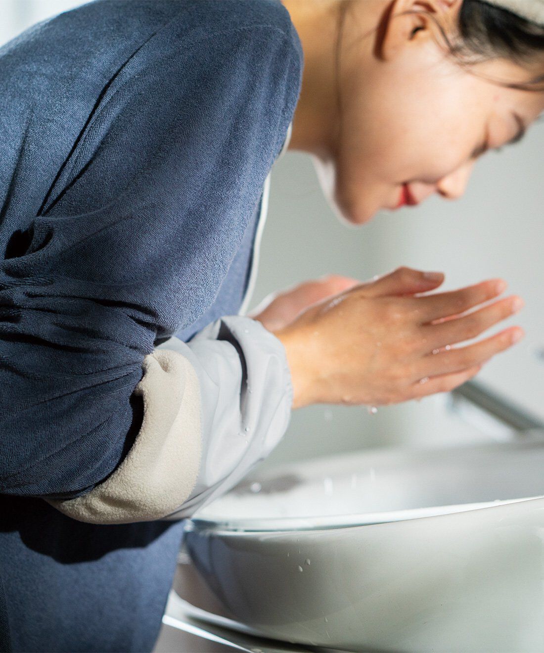 フェリシモの雑貨 Kraso|クーフゥ　洗顔時の袖口の水ぬれへっちゃら　内側フリース素材の撥水アームカバーの会|洗顔時にもお役立ち。