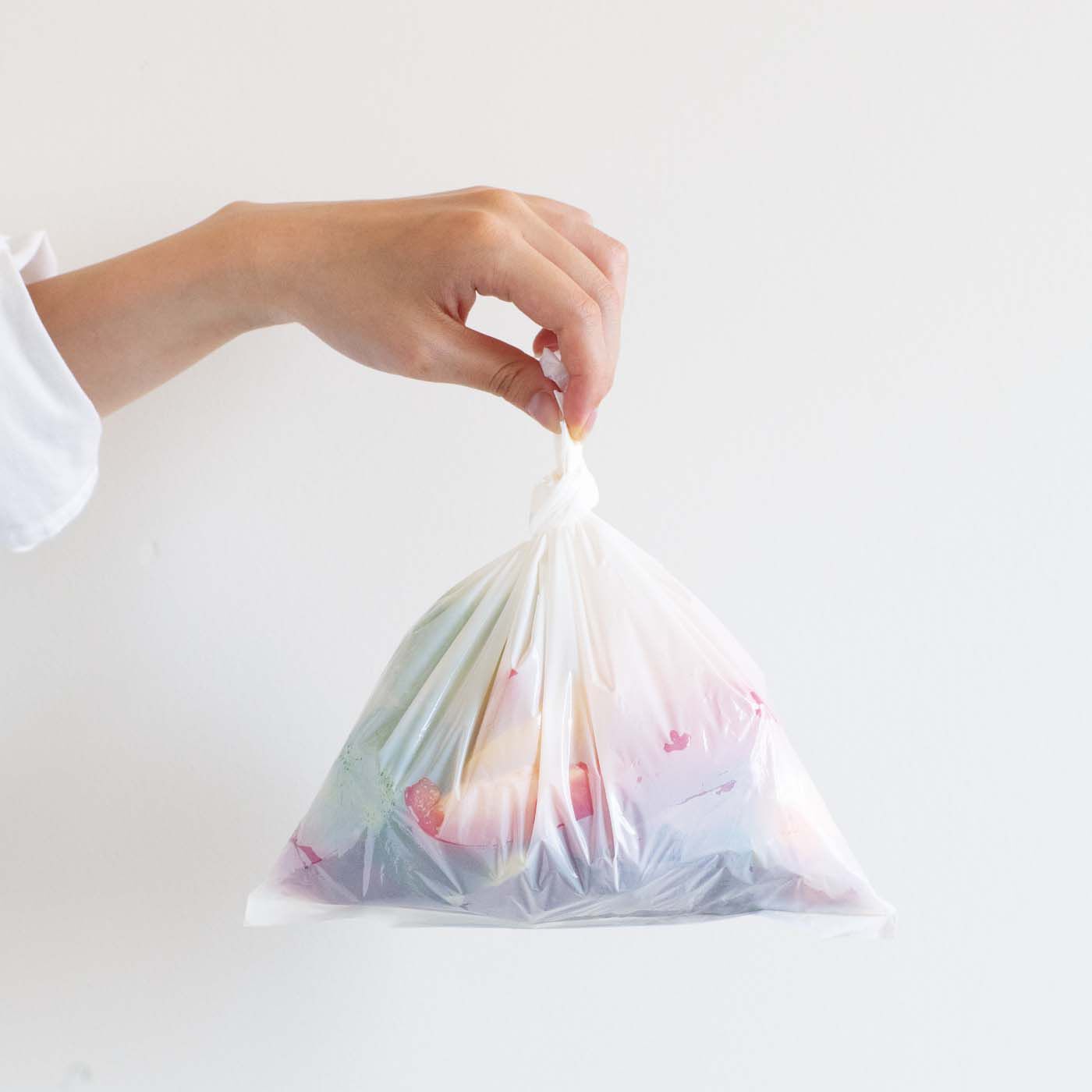 フェリシモの雑貨Kraso［クラソ］|1/d MINI GARBAGE BAGS　ミニごみ袋の会|内側はニオイを吸収する『消臭』層、次にニオイもれを防ぐ『防臭』層を重ね、ニオイをぎゅっと閉じ込めます。