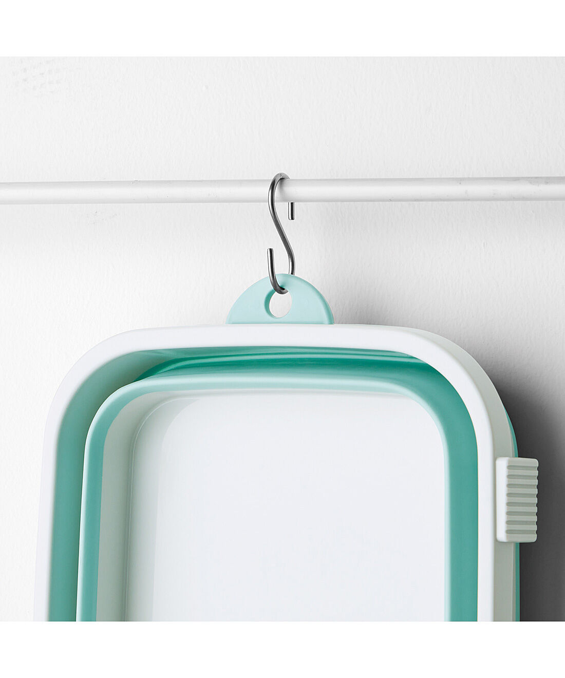 フェリシモの雑貨Kraso［クラソ］|エスキューブキッチンズ　茎に隠れた汚れをしっかり洗えてつけ置き洗いもスマートに　たためるコンパクトたらい〈6.6L〉|S字フックでつり下げても収納できます。