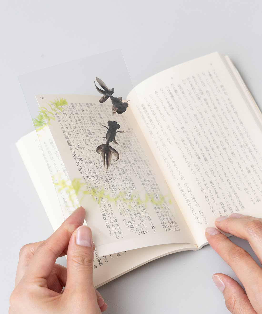 フェリシモの雑貨 Kraso|本好きさんに贈る「透明しおり」２種類セット〈金魚〉の会|本を読む大切な時間、大好きな時間……そのはじまりと終わり。「さて、楽しみにしていた続きを読もう。」と本を開いてしおりを取る。「あ〜、続きが楽しみ。」としおりをはさんで本を閉じる。しおりって、読書を楽しむために欠かせない大切な存在なんじゃないかなと思います。