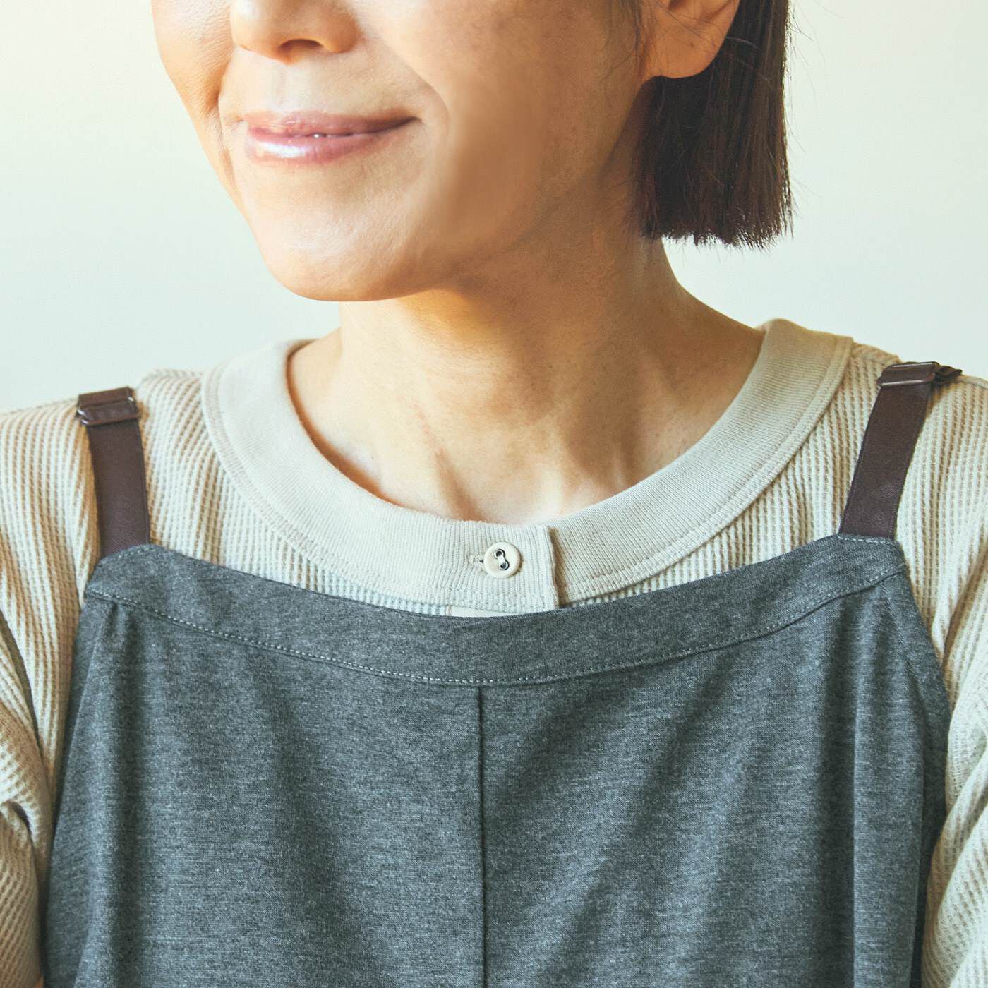 フェリシモの雑貨 Kraso|シルムッカ　前後で印象が変わるマキシ丈エプロンドレスの会|ストレートラインを前にすると、胸もとの高い位置まで覆えて料理に便利。