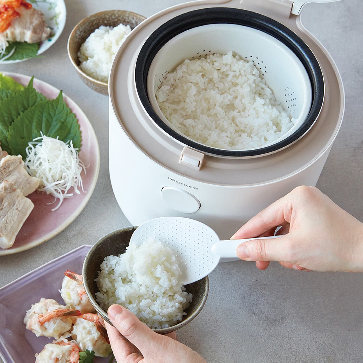 フェリシモの雑貨 Kraso|特別セレクト　白いキッチン家電セット|白米、玄米、糖質カットモードなどが選べる炊飯器。蒸したり、煮込んだりの調理もおまかせ。白米炊飯：1〜3.5合炊き