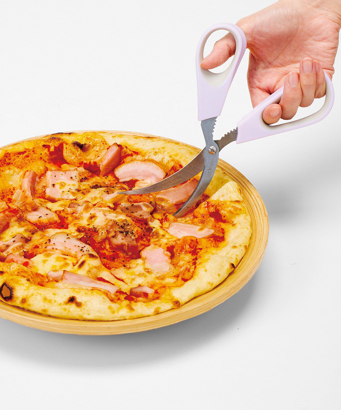 フェリシモの雑貨 Kraso|エスキューブキッチンズ　お肉も野菜も逃さずつかんでスムーズカット　かわいいカーブキッチンばさみ|刃がカーブしているので、ピザなどもお皿の上で切りやすい。