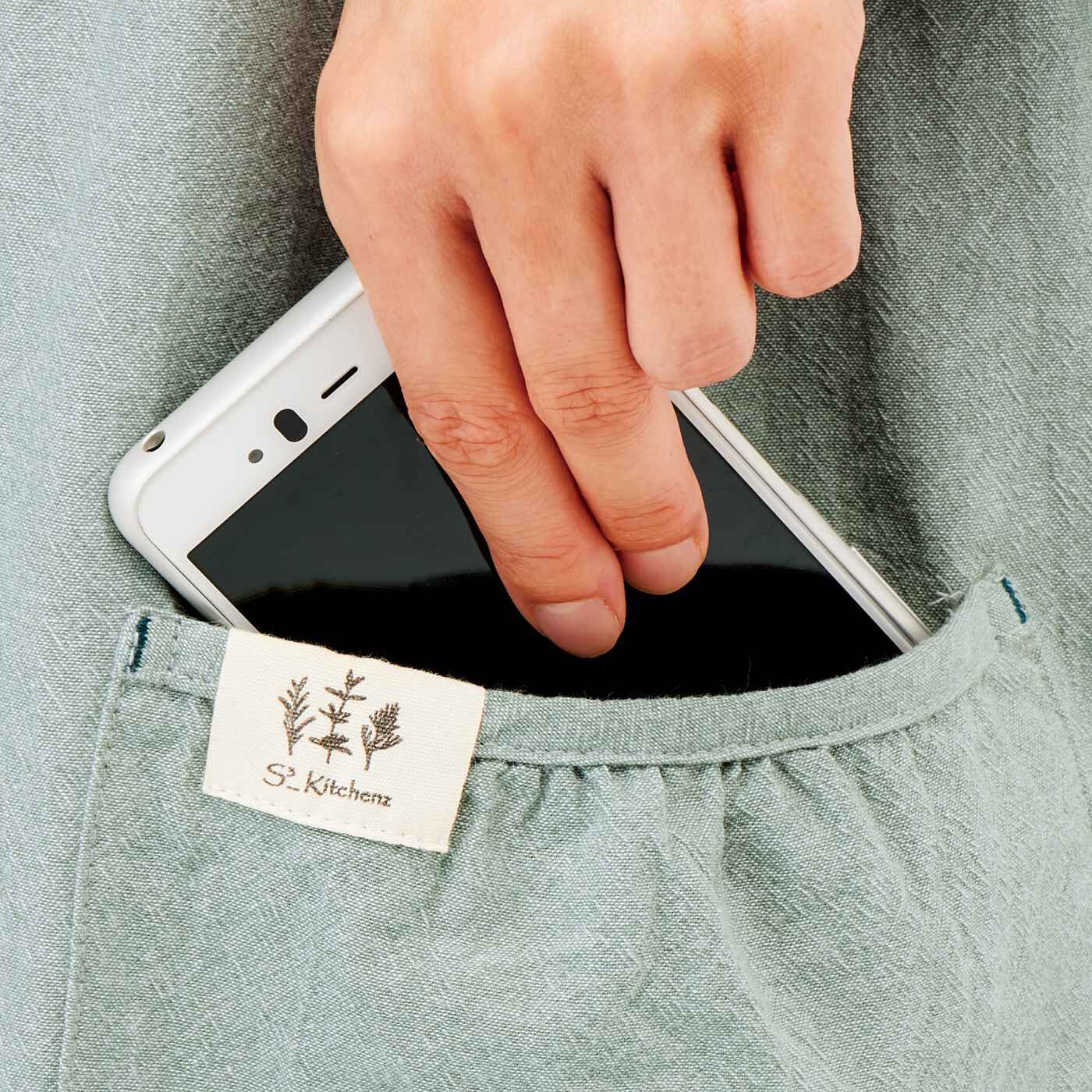 フェリシモの雑貨 Kraso|エスキューブキッチンズ　パッとかぶるだけ　動きやすいゆったりサイズのチュニック風リブ袖割烹着の会|大きめポケットは、丸みのあるかわいいシルエット。