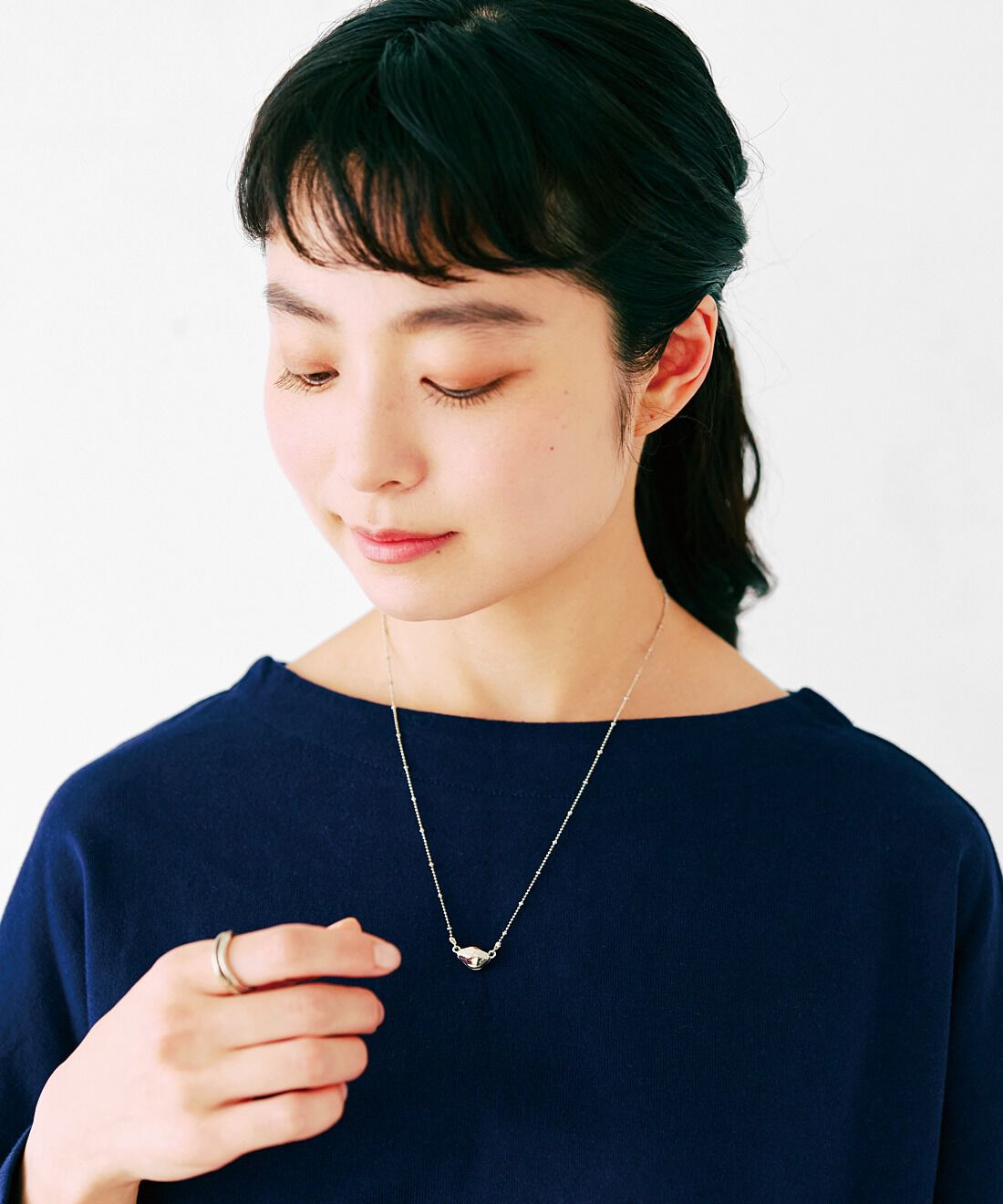 フェリシモの雑貨 Kraso|スタイリストりさ&times;UP.de　秒で華やぐ！マグネット着脱ネックレス＆イヤカフにもなるリングセットの会〈ゴールドカラー〉|週の半ば、ちょっと力を抜いて