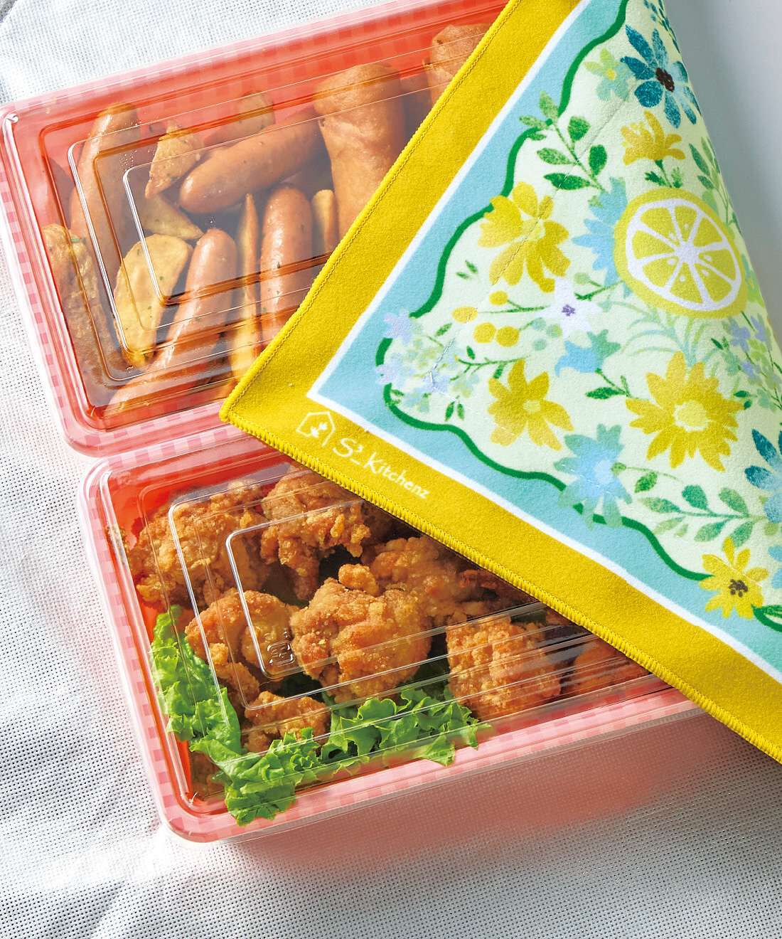 フェリシモの雑貨 Kraso|エスキューブキッチンズ　特殊繊維で大きな食材も　結ばず包める ぴたっとくっつく　保温保冷クロスの会|できたてのお惣菜や焼き芋なども、包んでお持ち帰りできます。