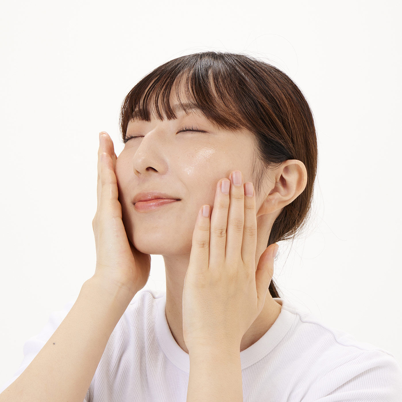 フェリシモの雑貨 Kraso|ＭＥＤＩＨＥＡＬ　ミルクブライトニングクリームの会|化粧水や乳液などで肌を整えた後、適量を顔に均一にのせ、指先で軽く伸ばし肌になじませます。