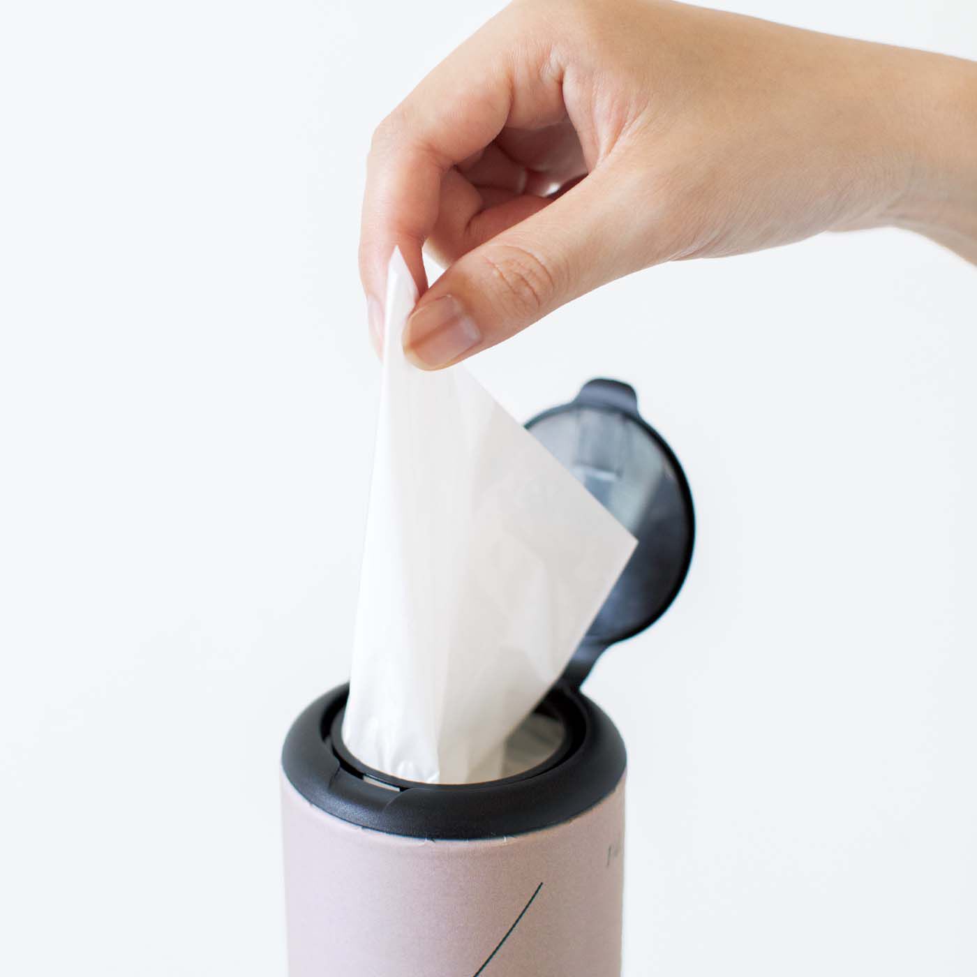 フェリシモの雑貨Kraso［クラソ］|1/d MINI GARBAGE BAGS　ミニごみ袋の会|ティッシュのように片手で一枚ずつさっととり出せます。