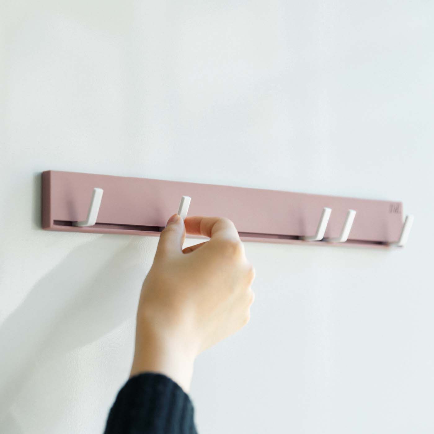 フェリシモの雑貨 Kraso|1/d MAGNETIC HOOK RACK　マグネット収納フック|フックの位置はスライドで調整が可能。