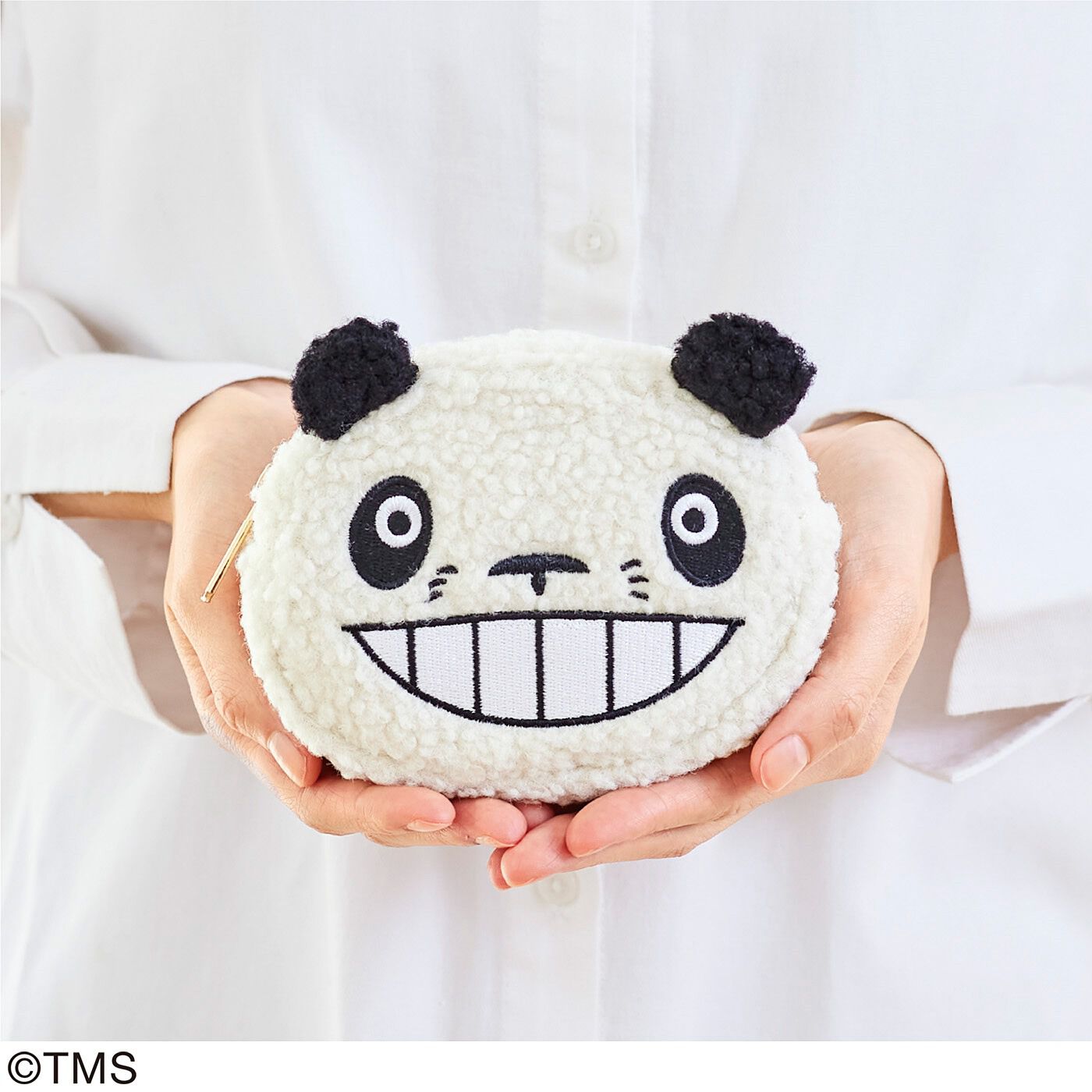 フェリシモの雑貨 Kraso|パンダコパンダ　ティッシュも入るもこもこポーチの会|ふわふわポーチは、両手に収まるサイズ感。