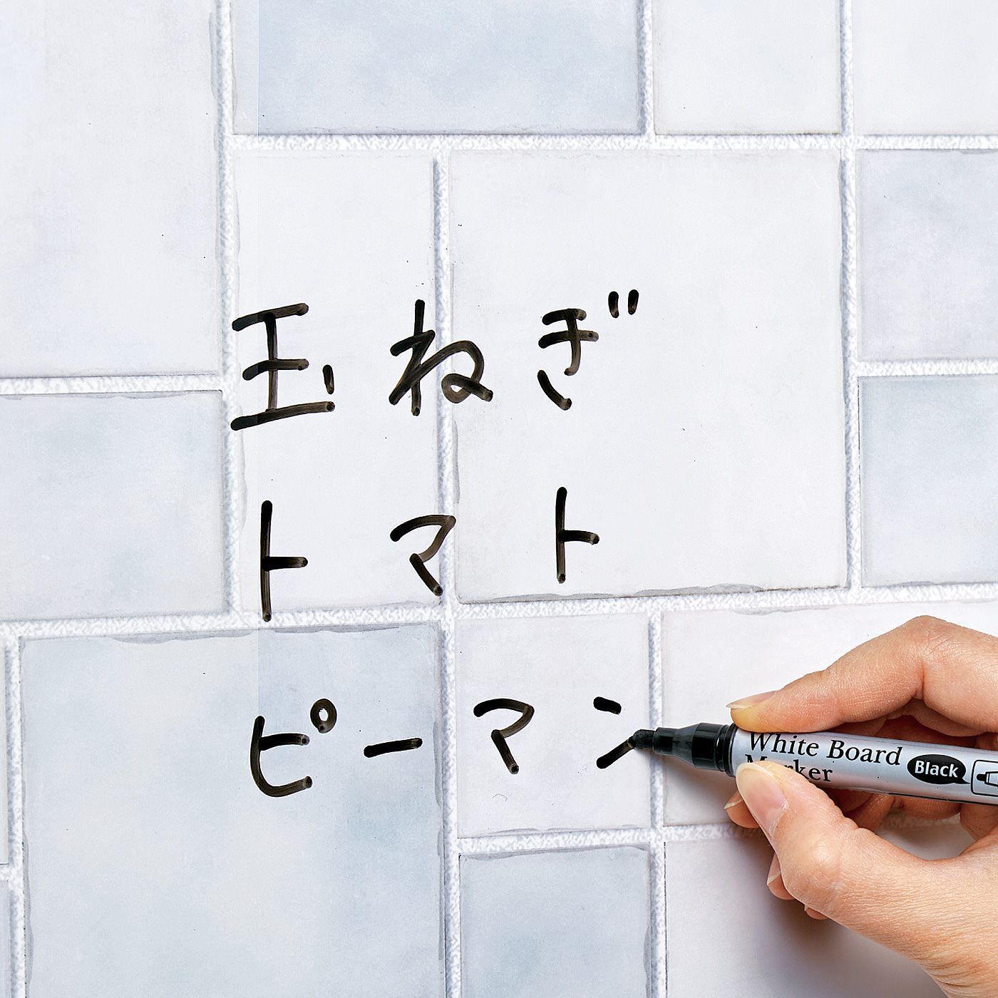 フェリシモの雑貨 Kraso|エスキューブキッチンズ　油はね・水はねもサッとふき取りやすい 貼ってはがせる30cm角のタイル壁紙シール〈オーロラグレー〉の会|ホワイトボード用のペンで書いて消せます。