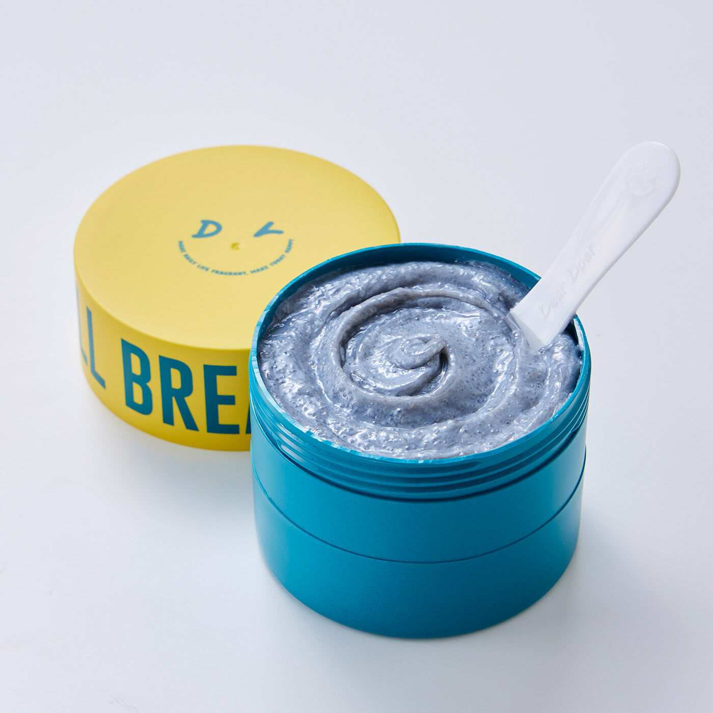フェリシモの雑貨 Kraso|ＤｅａｒＤｏｅｒ　ボディースクラブ300ｍｌ〈チャコール〉の会|〈チャコール(※1)×ソルト(※2)〉　大きな粒子が古い角質を除去し、滑らかなしっとり肌へ。背中のニキビ、あせもが気になる人にも(※洗浄による)。　※1 炭(角質除去成分)　※2 塩化Na(角質除去成分)
