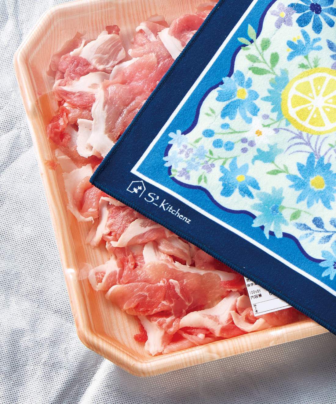 フェリシモの雑貨 Kraso|エスキューブキッチンズ　特殊繊維で大きな食材も　結ばず包める ぴたっとくっつく　保温保冷クロスの会|大きなパックも包めて便利。