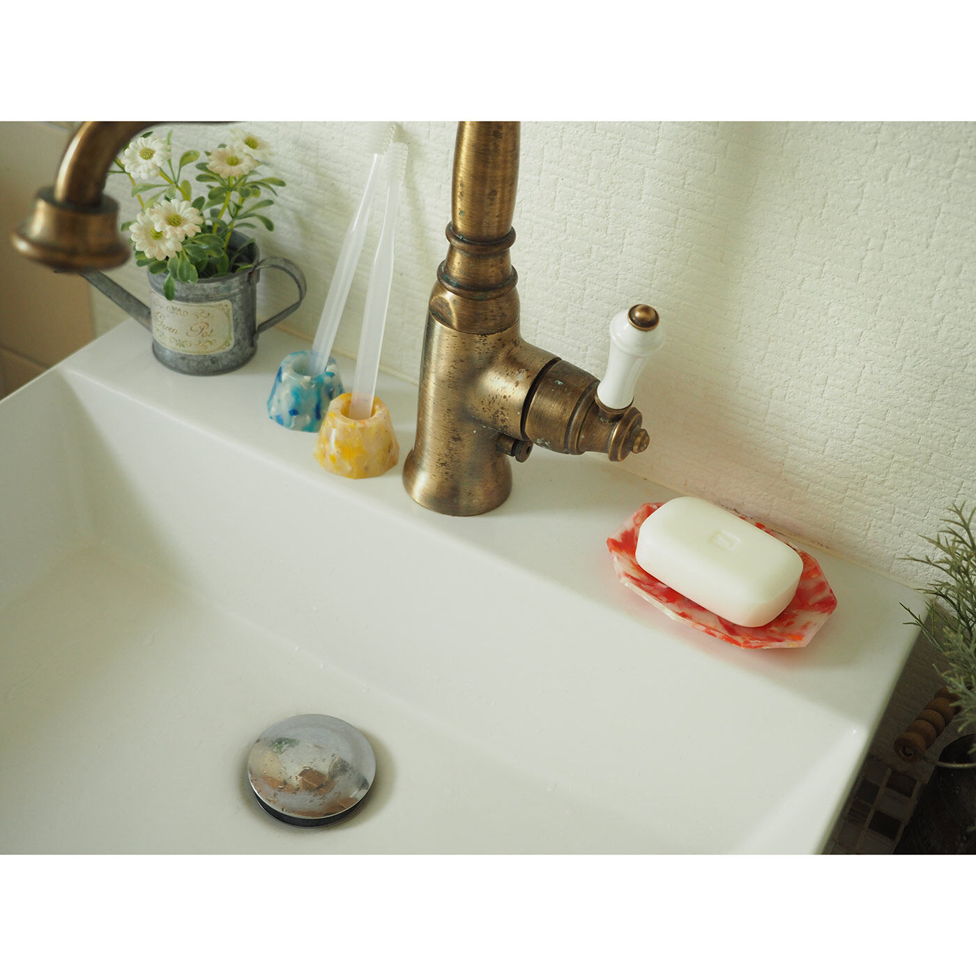 フェリシモの雑貨 Kraso|【ｂｕｏｙ・ブイ】海洋プラスティックゴミから生まれた はぶらしスタンドの会