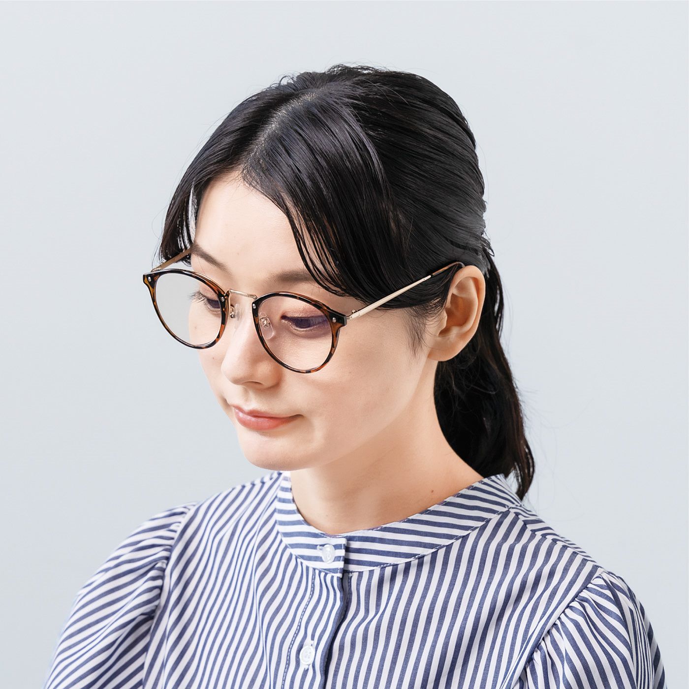 フェリシモの雑貨 Kraso|UP.de　低度数からはじめられる　おしゃれ見えリーディンググラス〈UVカット〉の会|顔になじみやすく、ほどよい丸みを持たせたボストン型。