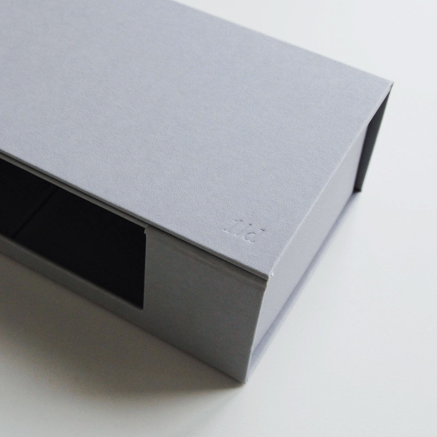 フェリシモの雑貨 Kraso|1/d Cloth Case 一日ふきんケース|お届け商品には、天面右下に小さく1/dロゴの型押しが入ります。[[BR]]