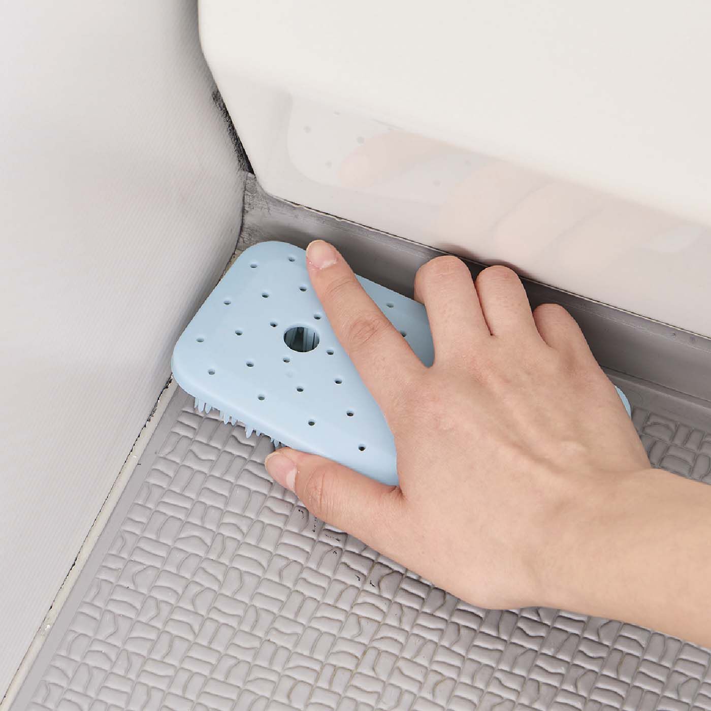 フェリシモの雑貨 Kraso|1/d FOR BATH　浴室床用スマートブラシ|細かいブラシで角までしっかり洗えます。