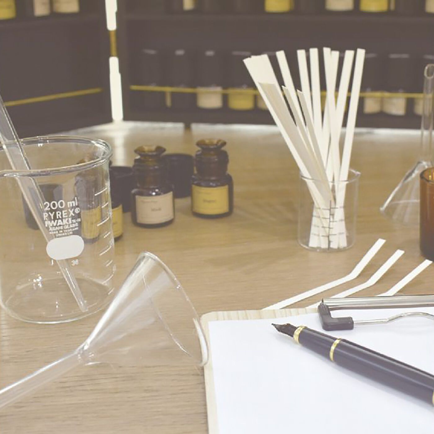 フェリシモの雑貨 Kraso|PERFUMERS  ロールオンパフュームオイルの会|数百種類の香料や天然精油から、「アコード(ベストバランスの香りの調合を探すこと)」を何百回以上も組んで作られている、調香師たちのこだわりのフレグランス。