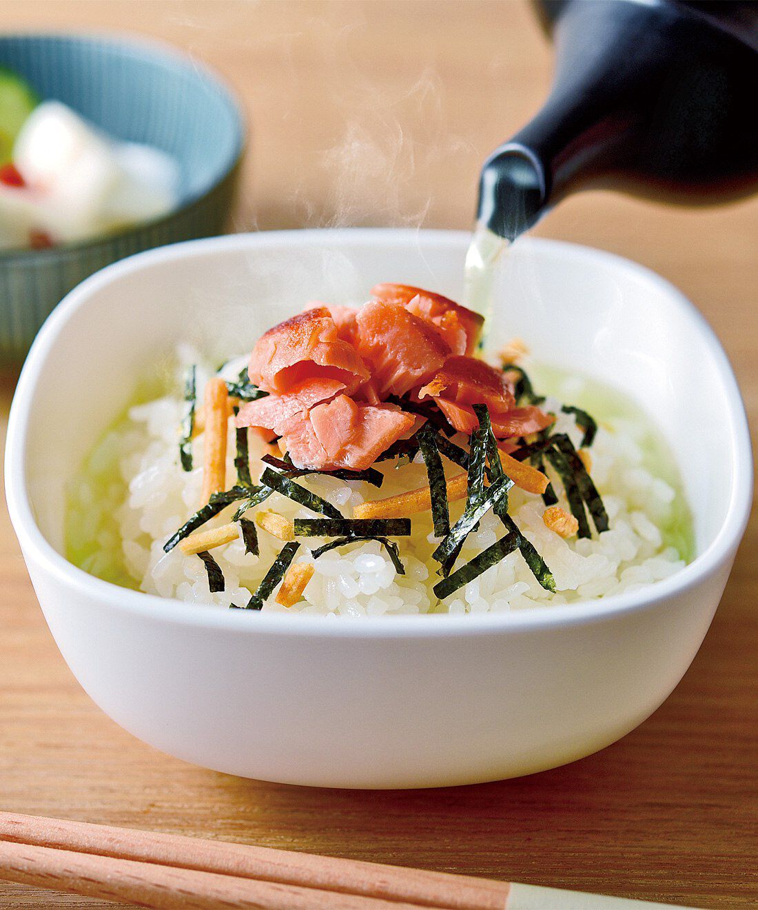 フェリシモの雑貨 Kraso|冷凍ご飯がレンジでふっくら　すのこが決め手のご飯保存わんの会|解凍後は、そのままお茶碗として食卓でも使えます。【調理例：お茶漬け】