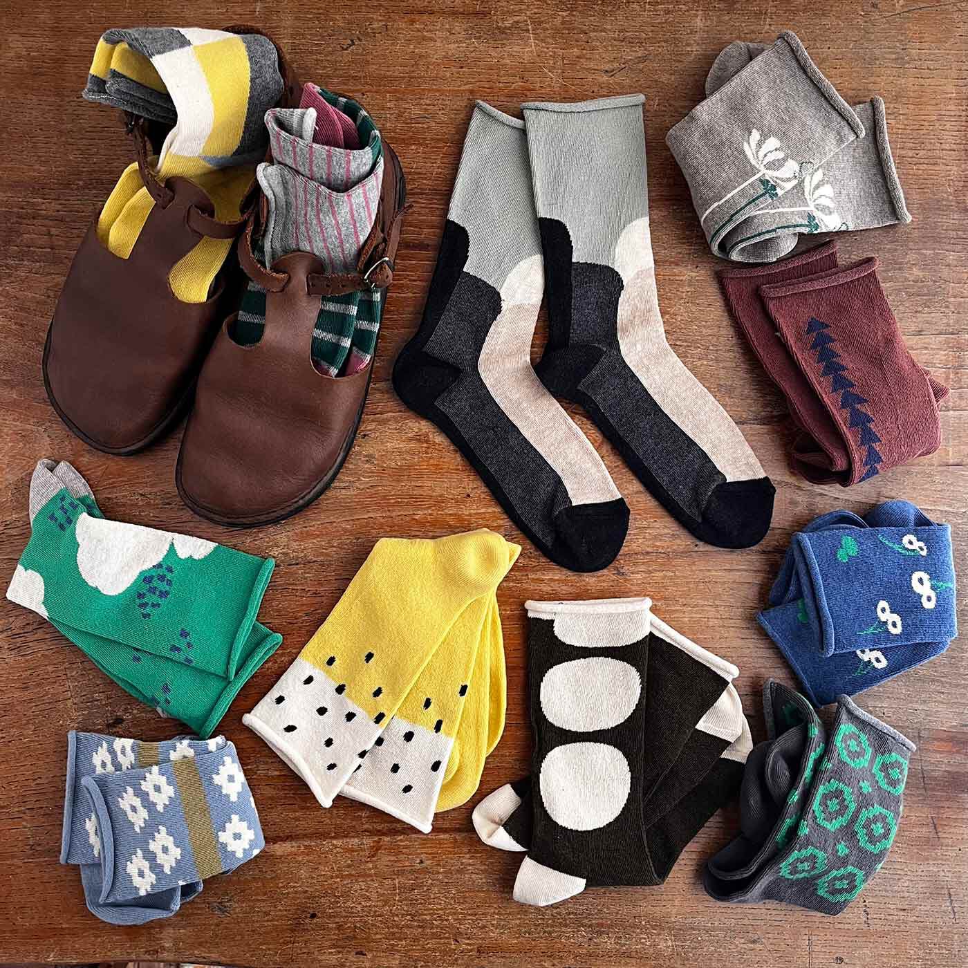 フェリシモの雑貨Kraso［クラソ］|サルビア ゴムなしでやさしいはき心地 ふんわりくつしたの会|ゴムなしでふんわり。北海道の豊かな自然のなかで暮らすセキユリヲさんから生まれた、やわらかであたたかな図案は、身につけるだけでやさしい気持ちになるのです。