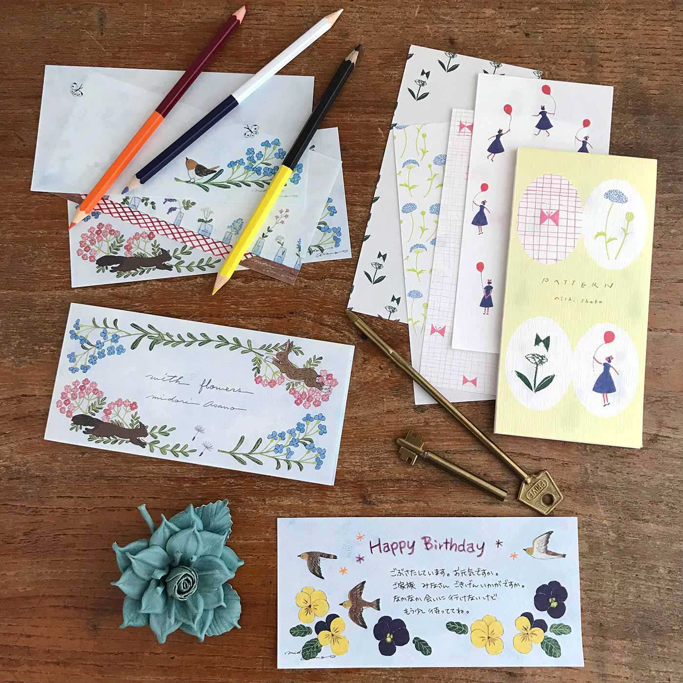 フェリシモの雑貨 Kraso|cozyca products 人気作家さんのかわいいイラストが楽しめる  紙もの文具セット  PART2の会|文章を書くのは、ちょっと苦手……そんな方にも使いやすいのが一筆箋。書くスペースが広くないのがイイ。短い文章でも充分！ 素敵なイラストが相手を思う気持ちを盛り上げてくれます。4柄各5枚の20枚つづり。柄を選ぶのも楽しいですね。