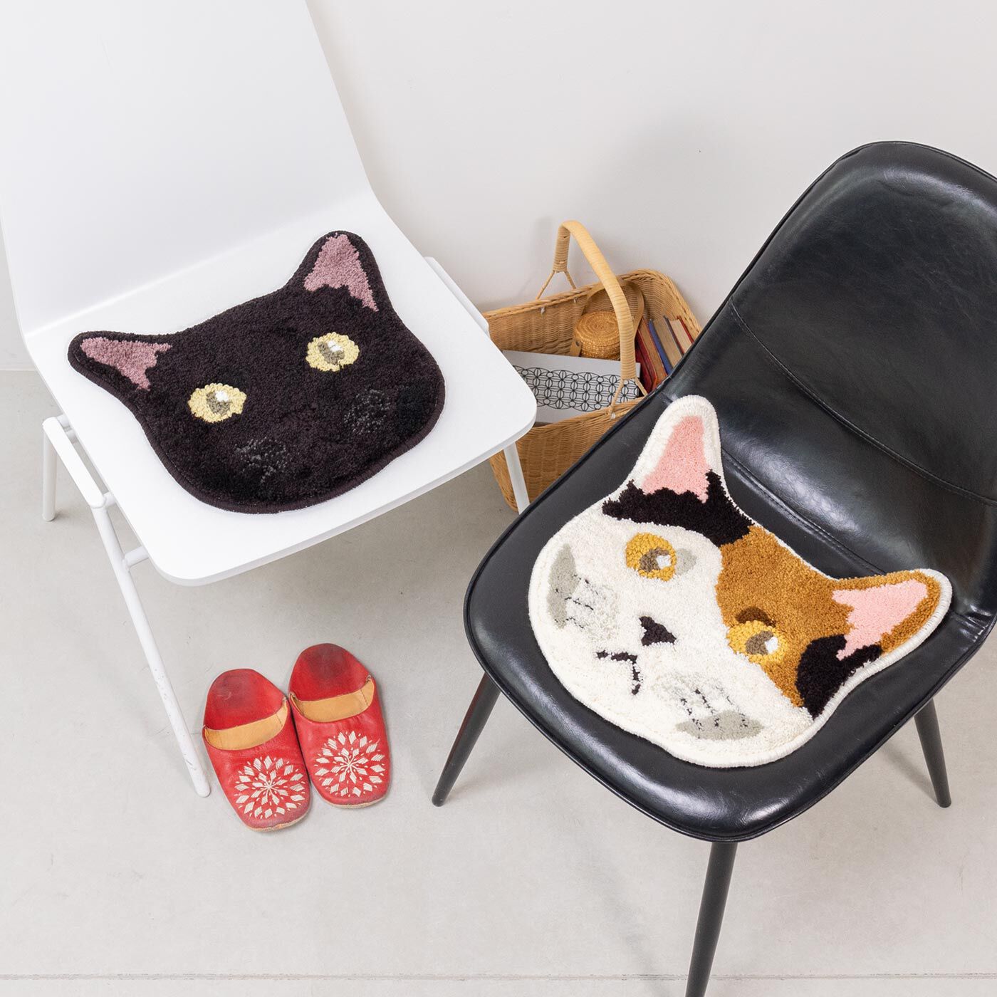 フェリシモの雑貨 Kraso|防ダニ・すべり止め 洗える猫の顔マット〈ネコカオ〉|チェアマットやおヘアのアクセントに。ふかふかの「推しネコ」といつも一緒。洗えます！お申込みタイプ２：クロ お申込みタイプ４：ミケ