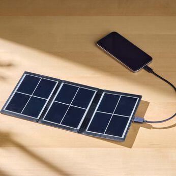 フェリシモの雑貨 Kraso | はがきサイズのコンパクトソーラー充電器