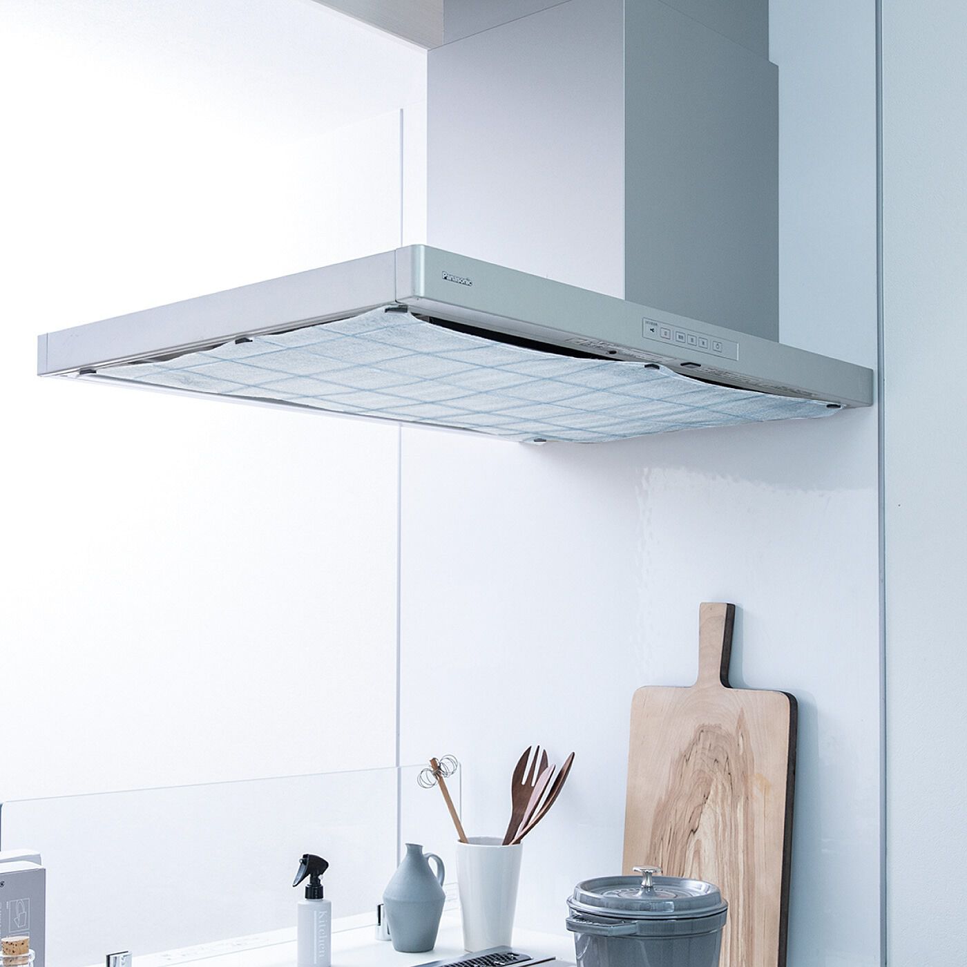 フェリシモの雑貨 Kraso|1/d FOR RANGE HOOD　レンジフードフィルター（64×90cm・取り換え用）の会|大判フィルターで換気扇をしっかりと覆うことで、汚れにくく掃除を最小限に。カラーは清潔感があって、取り換え時期が目で見える白です。