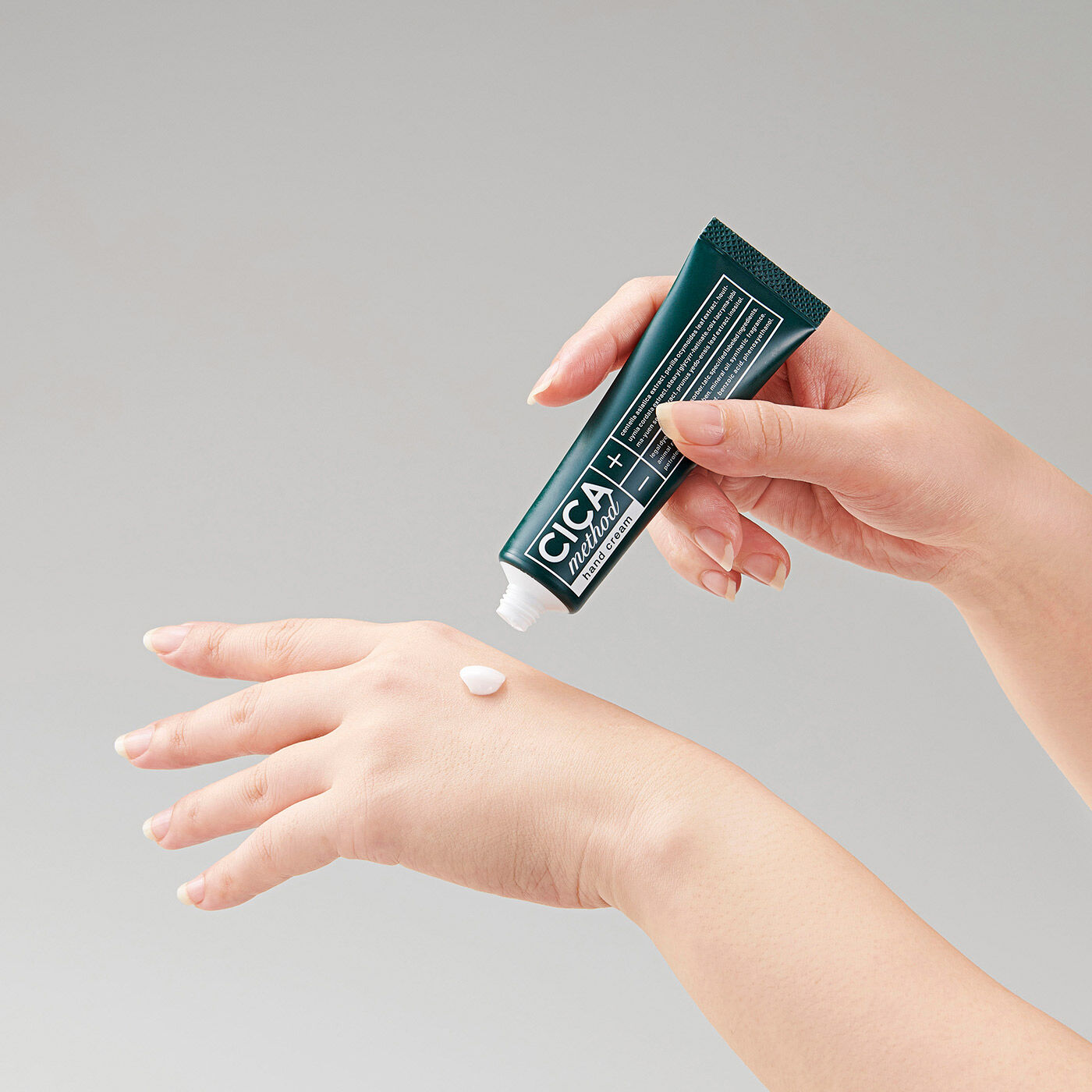 フェリシモの雑貨 Kraso|CICA method 薬用ハンドクリームの会|適量を手にとります。