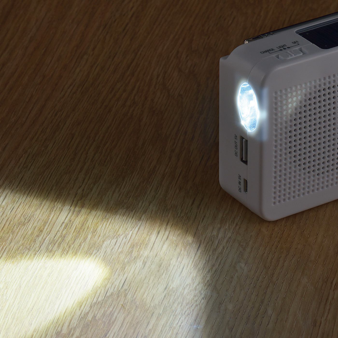 フェリシモの雑貨 Kraso|ひとつで6役！　スマホ充電もおまかせ LEDライト付き 手のひらサイズのコンパクトソーラーラジオ