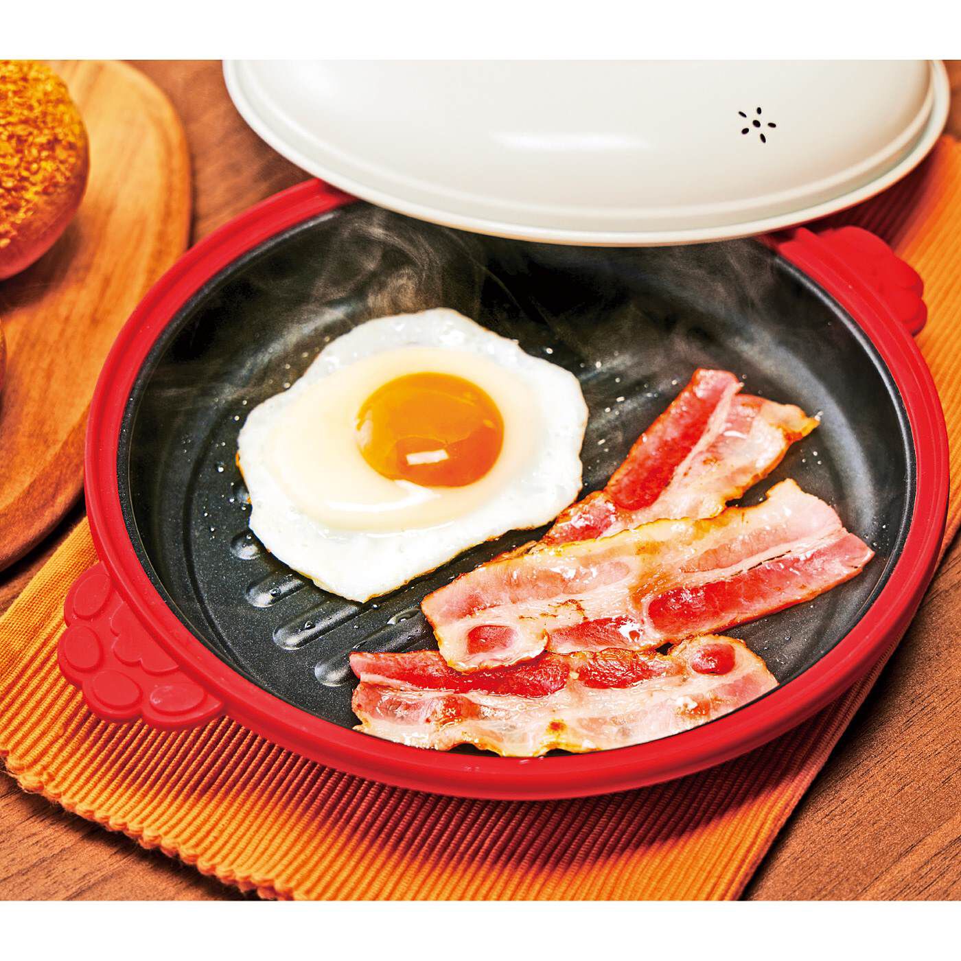 フェリシモの雑貨 Kraso|電子レンジで肉や魚がジュージュー焼ける！調理も片づけもらくちん赤いレンジパン